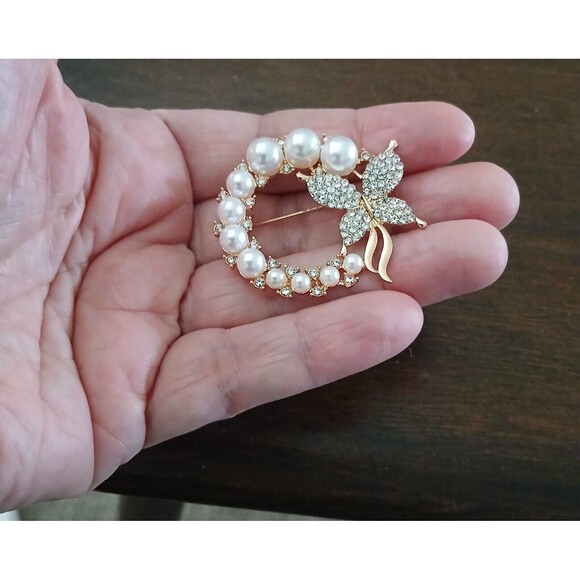 Butterfly Gold Tone Wreath Brooch Pin Fancy Sparkly Faux Pearls Elegant Gift - Picture 3 of 6